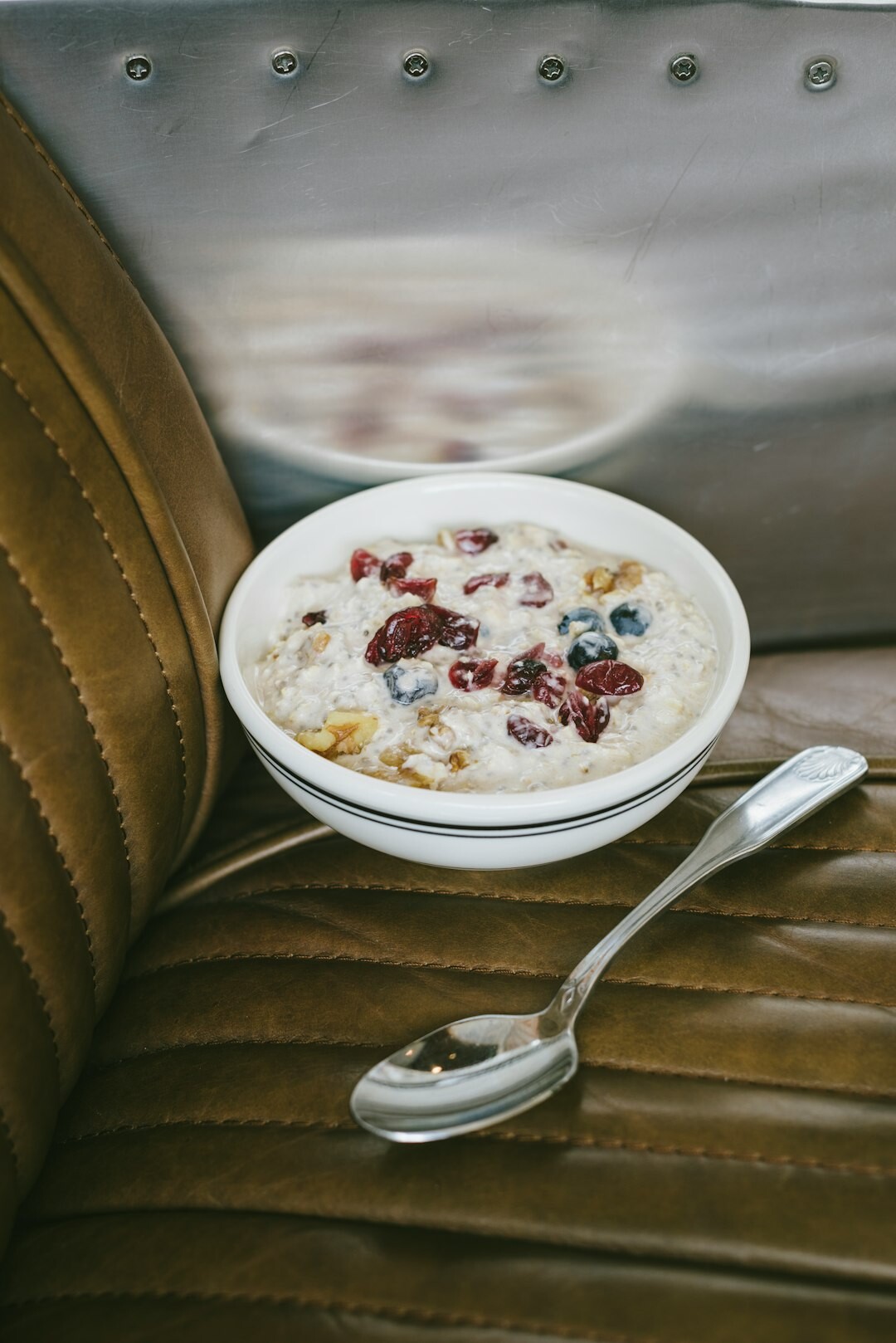 oatmeal with berries and nuts